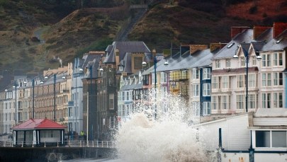 Alarm na francuskim wybrzeżu. Fale do wysokości 3. piętra