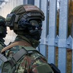 Alarm na granicy. Migranci próbują się przedostać przez zaporę i przez Bug