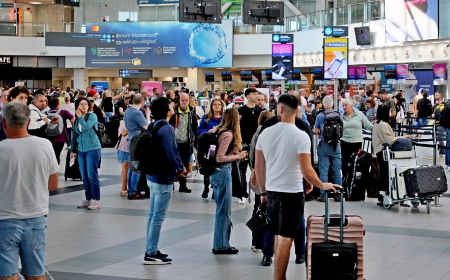 Alarm na lotnisku: Ulewa zalała terminal, loty odwołane
