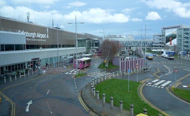 Alarm na pokładzie i awaryjne lądowanie. Samolot zablokował lotnisko
