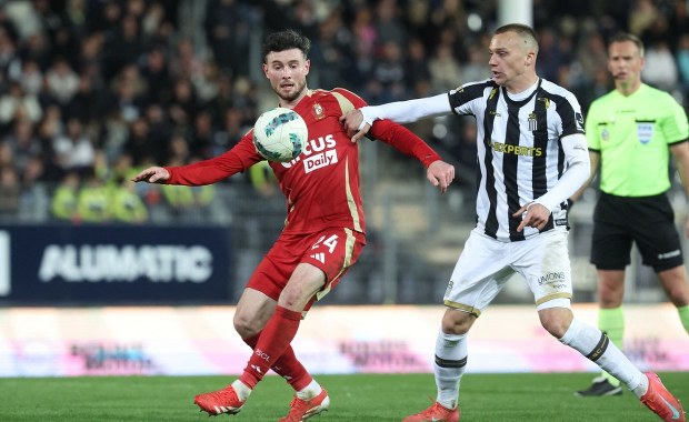 Alarm na stadionie. Pod siedzeniami kibiców niebezpieczne znalezisko