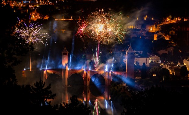 Alarm pożarowy w Francji. Miasta rezygnują z fajerwerków