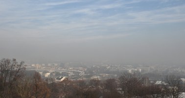 Alarm smogowy w Krakowie. Policja nie skontroluje spalin, bo… jest za zimno