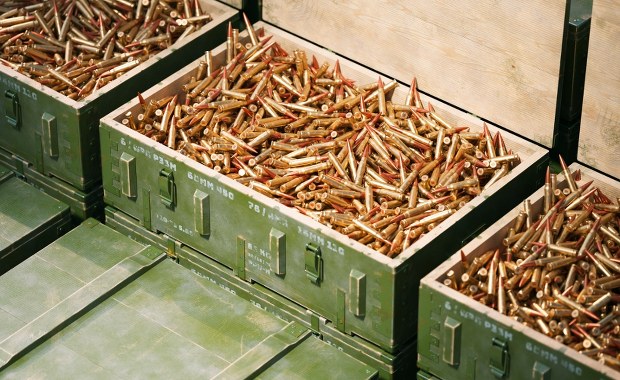 Alarm w Niemczech: Z ciężarówki zniknęło prawie 20 tys. sztuk amunicji