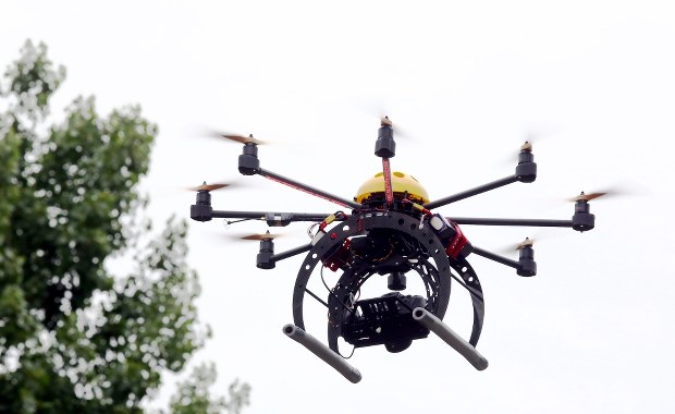 Alarm we Francji. Niezidentyfikowany dron nad redakcją "Charlie Hebdo"