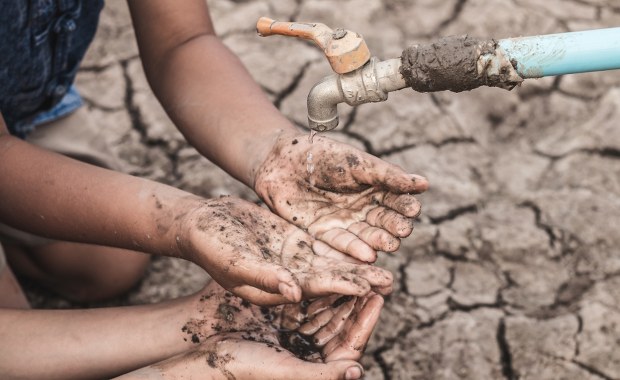 Alarmujące dane. Ponad 2 miliardy ludzi bez dostępu do podstawowego dobra