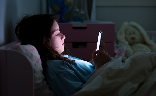 Alarmujące dane: Tyle czasu twoje dziecko spędza ze smartfonem w ręku