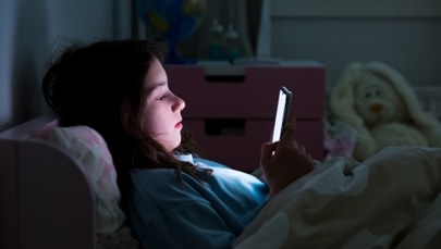 Alarmujące dane: Tyle czasu twoje dziecko spędza ze smartfonem w ręku