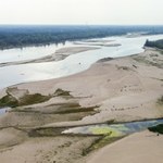 Alarmująco niski stan wody w Wiśle. Nie kursują promy