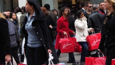 Alarmujący raport: Kobiety płacą więcej za te same produkty niż mężczyźni