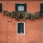 Alarmy lotnicze i artefakty wojny. Wstrząsające sceny na Biennale
