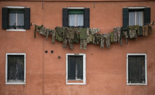 Alarmy lotnicze i artefakty wojny. Wstrząsające sceny na Biennale