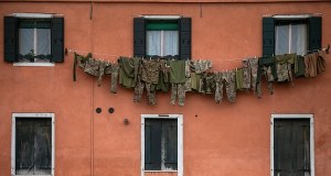 Alarmy lotnicze i artefakty wojny. Wstrząsające sceny na Biennale