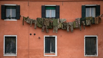 Alarmy lotnicze i artefakty wojny. Wstrząsające sceny na Biennale