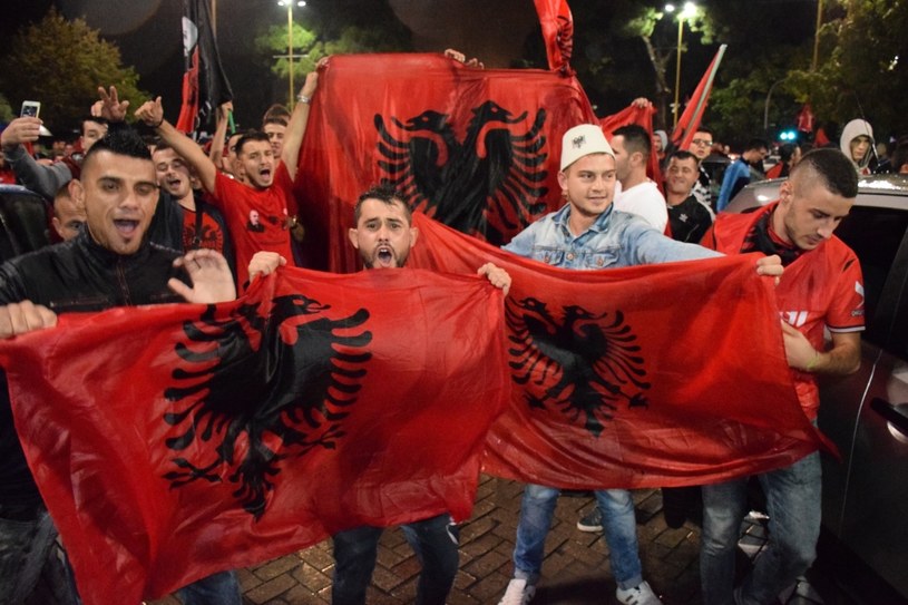 Albańczycy to niezwykle butny i dumny naród. Tutaj wyrażają radość po wygraniu eliminacji do Euro 2016 / Olsi Shehu/Anadolu Agency /Getty Images