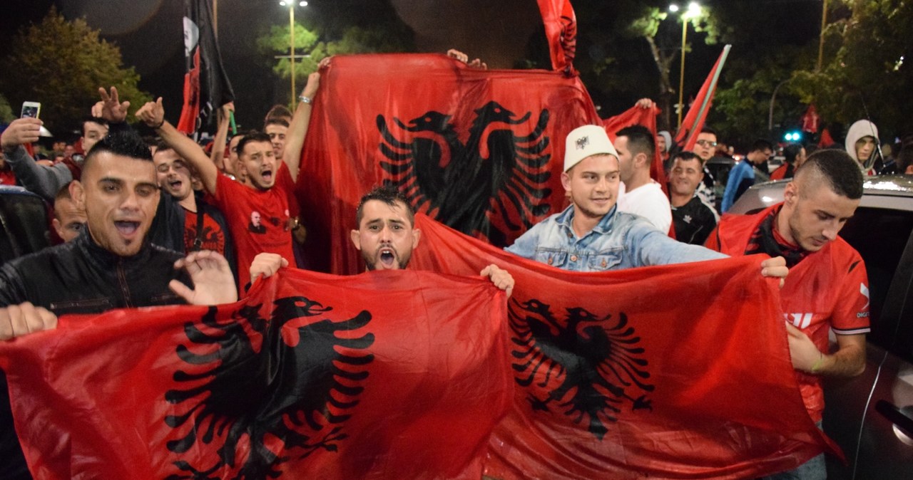 Albańczycy to niezwykle butny i dumny naród. Tutaj wyrażają radość po wygraniu eliminacji do Euro 2016 / Olsi Shehu/Anadolu Agency /Getty Images