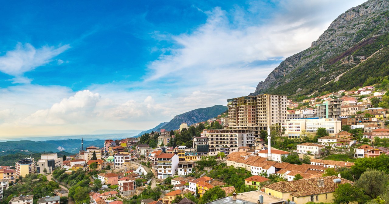 Albania to drugi najbardziej górzysty kraj w Europie. Październik świetnie sprawdzi się na piesze wędrówki /123RF/PICSEL