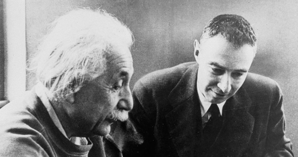 Albert Einstein i Robert Oppenheimer w 1950 r. /Corbis Historical /Getty Images