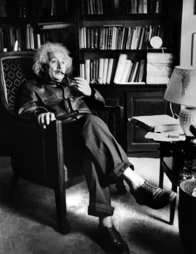 Albert Einstein w swojej pracowni, rok 1938 /AFP