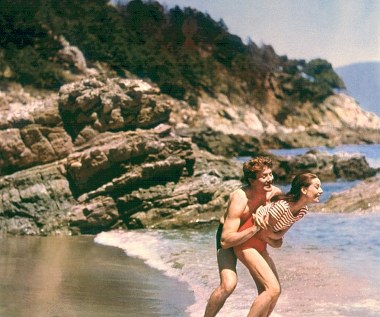 Albert Finney był faworytem Davina Leana do tytułowej roli w superprodukcji "Lawrence z Arabii" (1962), aktor jednak nie był przekonany co do całego przedsięwzięcia i odrzucił propozycję. Zamiast tego mogliśmy zobaczyć go u boku Audrey Hepburn w romantycznym obrazie Stanleya Donnena "Dwoje na drodze" (1967).