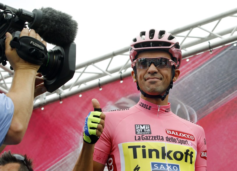 Alberto Contador w różowej koszulce lidera Giro d'Italia /AFP