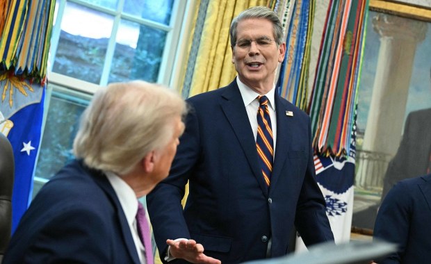 "Albo ja, albo on!", "skopię ci tyłek!". Dwór Trumpa skacze sobie do gardeł