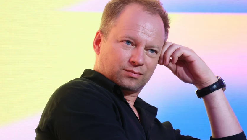 Albo się go kocha, albo... nie. Polski aktor ma 50 lat i wciąż wzbudza kontrowersje