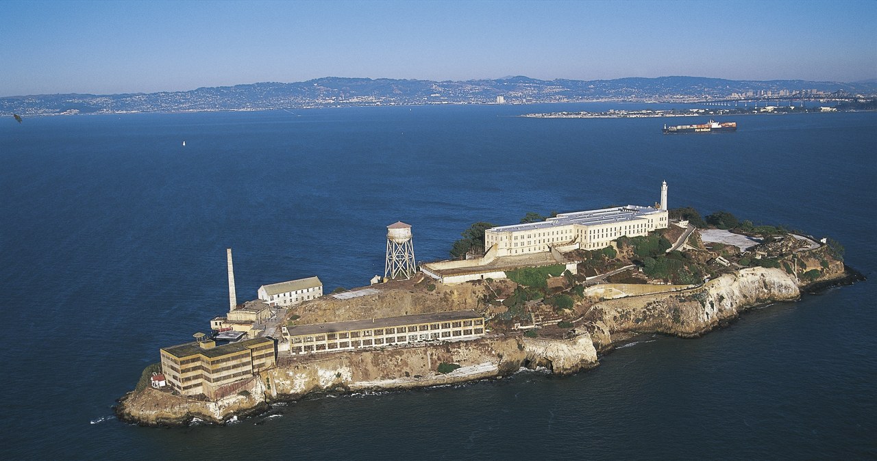 Alcatraz z lotu ptaka. Dopłynięcie własnymi siłami z wyspy do brzegów San Francisco naprawdę nie jest łatwym zadaniem /DEA / W. BUSS / Contributor /Getty Images