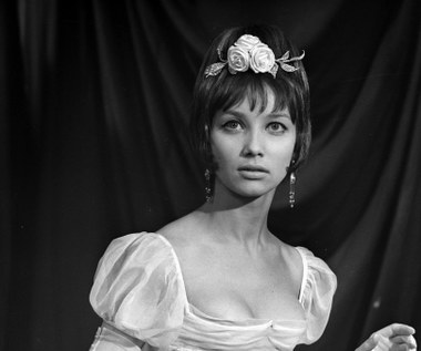 Ale już wcześniej Pola Raksa zagrała w "Klubie Kawalerów" (1962), "Ich dzień powszedni" i "Rozwodów nie będzie" (1963), "Panienka z okienka", "Beata", i "Rękopis znaleziony w Saragossie" (1864), "Kapitan Sowa na tropie", "Popioły" (na zdjęciu, 1965).