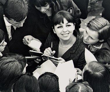 Ale najwięcej intrygujących historii dotyczy barwnego małżeństwa Jędrusik z pisarzem Stanisławem Dygatem.

"Kalina była arcydziełem Stasia i niewątpliwie najlepszą postacią, jaką napisał. Tyle że żywą. Była jego zrealizowanym snem o Hollywoodzie, snem o zniewalającym, amerykańskim fenomenie banału. Była tam samym idealnym przykładem nieograniczonego wpływu mężczyzny na ciało i duszę kobiety" - pisał o tym osobliwym związku Kazimierz Kutz.

"Byli najwspanialszym i najniezwyklejszym małżeństwem, jakie znam. I przede wszystkim najautentyczniejszym, bo bez grama obłudy i kłamstwa; jak z dobrej literatury amerykańskiej, a nie z naszej rzeczywistości. Jedno jest dziś dla mnie pewne: Staś stworzył dla nas Pierwszą Madonnę PRL-u, która promieniowała światłem" - dodawał Kutz.