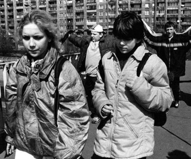 Ale pod wpływem Renaty zmienia się coraz bardziej: traci kontakt emocjonalny z domem, rezygnuje z występów w chórze, lekceważy naukę. Gdy brakuje pieniędzy na papierosy i kosmetyki, zaczyna wraz z Renatą kraść w sklepach, "obrabiać" w szatni szafki koleżanek. Już nie czuje strachu czy wyrzutów sumienia. Ciągle jednak nie rezygnuje z marzeń o innym życiu i wielkiej miłości. Wkrótce pada ofiarą gwałtu dokonanego przez kolegę z osiedla. Czara goryczy ostatecznie się przepełnia, kiedy przekonuje się, że i przyjaźń Renaty niewiele jest warta. Tereska szuka rewanżu, chce odpłacić złem za doznane zło.