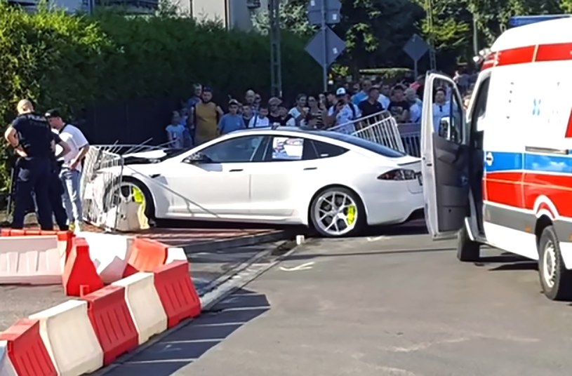 "Ale poszedł!" Wypadek Tesli Model S podczas wyścigu na zlocie Fot. Miejski Reporter @Facebook /