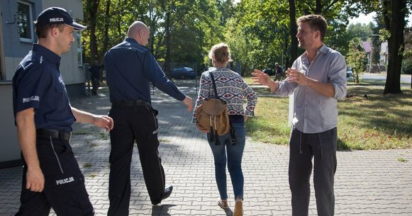 Ale w końcu, bezsilna i zrezygnowana, pojedzie razem z Przemkiem na komisariat. Zgłosi zaginięcie dziecka - i złoży obciążające seniora zeznania. - Pani ojciec miał wcześniej problemy z alkoholem? - Kiedyś… Sporadycznie… - To znaczy? - Zdarzało mu się nadużyć… Od 8 lat leczy się na serce… Zapewniał, że od tego czasu nie pije! /www.nadobre.tvp.pl/