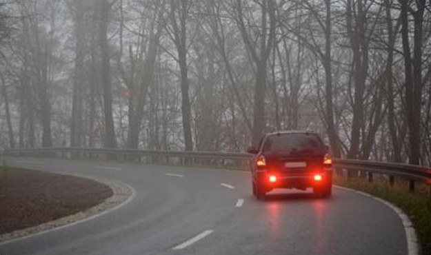 ... ale w takich warunkach tylne światła przeciwmgłowe są nie tylko zbędne, lecz także uciążliwie oślepiają. To jest zabronione! /Informacja prasowa