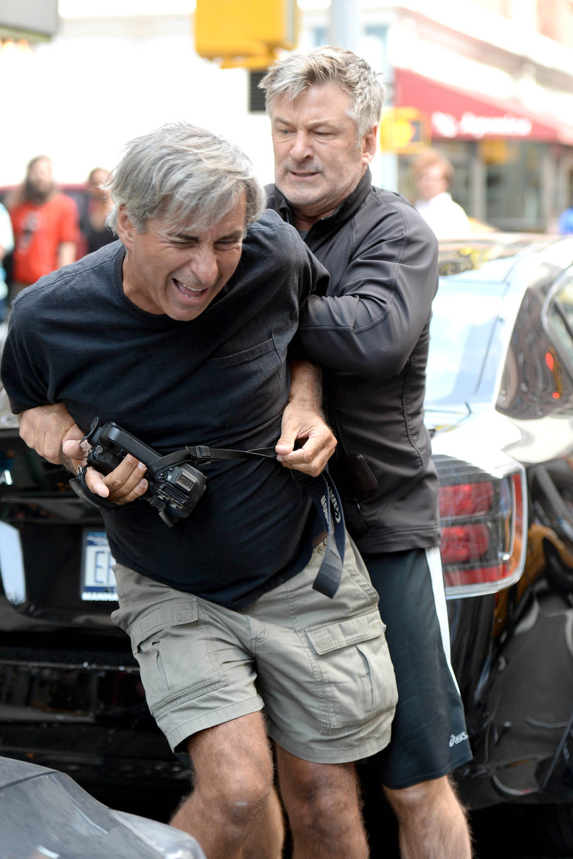 Alec Baldwin atakuje fotografa na ulicy w Nowym Jorku /Backgrid USA /Agencja FORUM