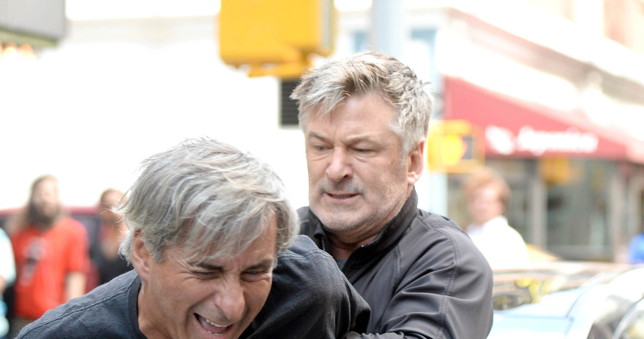 Alec Baldwin atakuje fotografa na ulicy w Nowym Jorku /Backgrid USA /Agencja FORUM