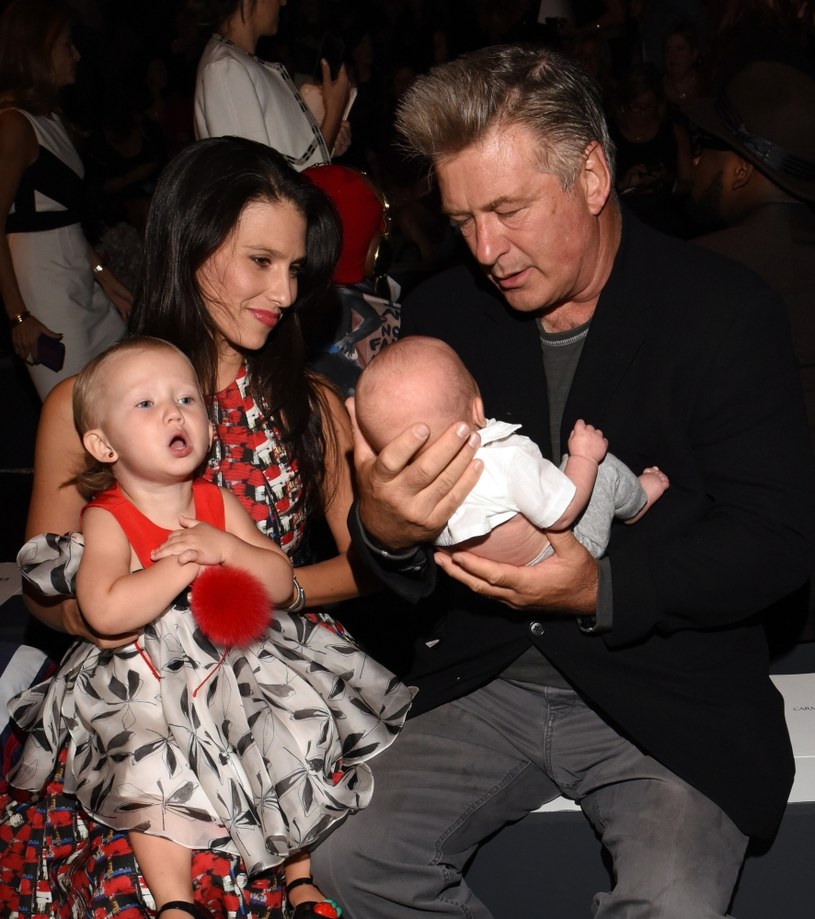 Alec Baldwin z żoną i dziećmi /Vivien Killilea /Getty Images