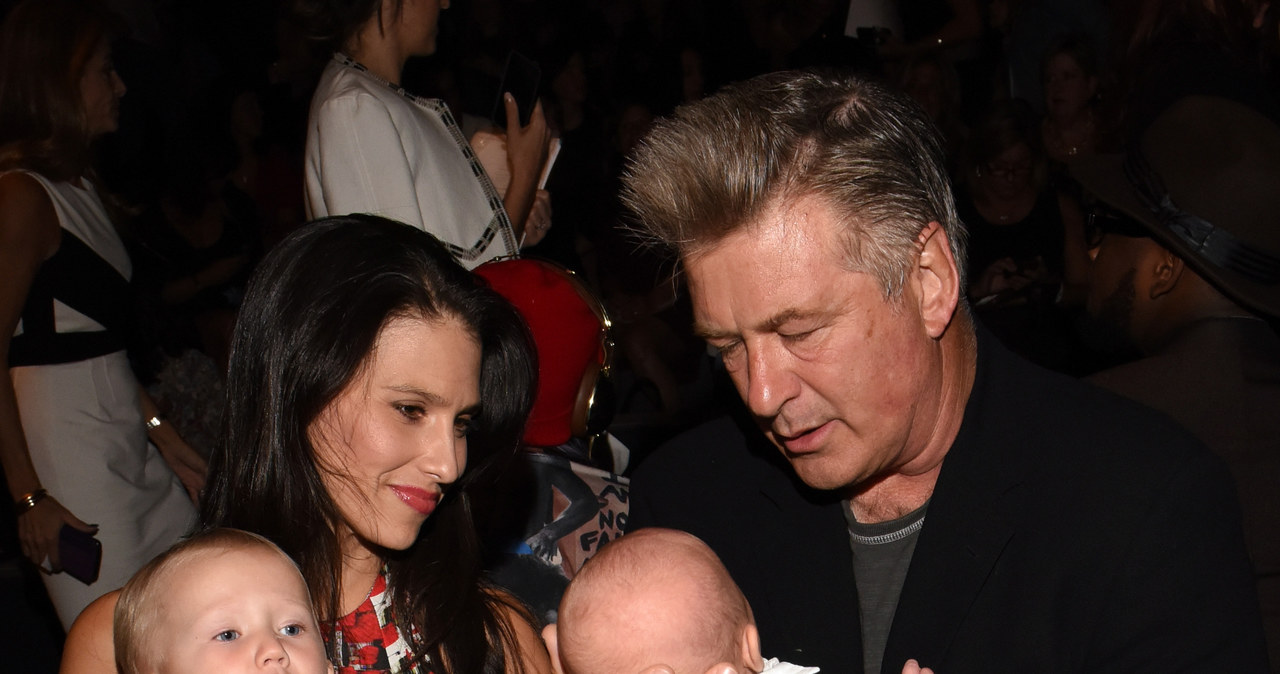 Alec Baldwin z żoną i dziećmi /Vivien Killilea /Getty Images