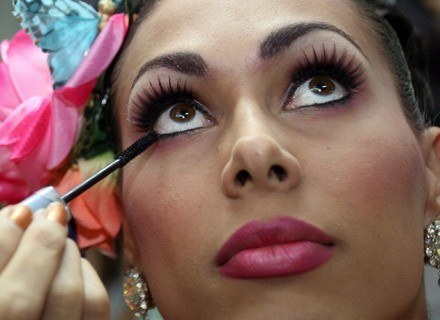 Aleika Barros przygotowuje się do występu w transseksualnym konkursie piękności, listopad 2007 /AFP