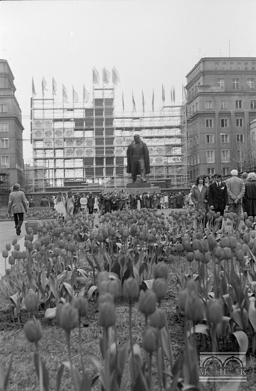 Aleja Róż z pomnikiem Lenina (1973 r.) /mhk.pl / Janusz Podlecki /