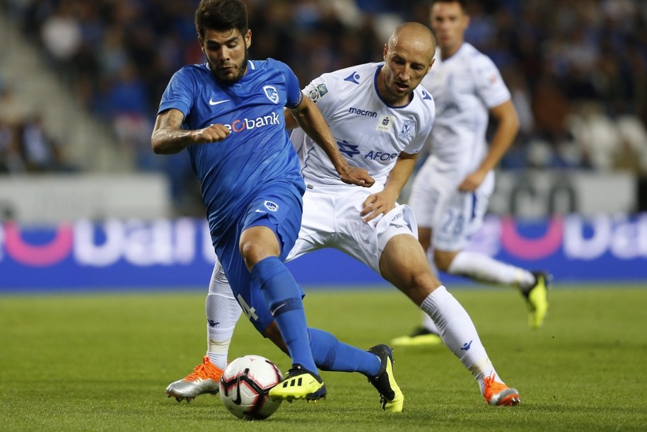 Alejandro Pozuelo z KRC Glenk i Lukasz Trałka z Lecha Poznań /JULIEN WARNAND /PAP/EPA