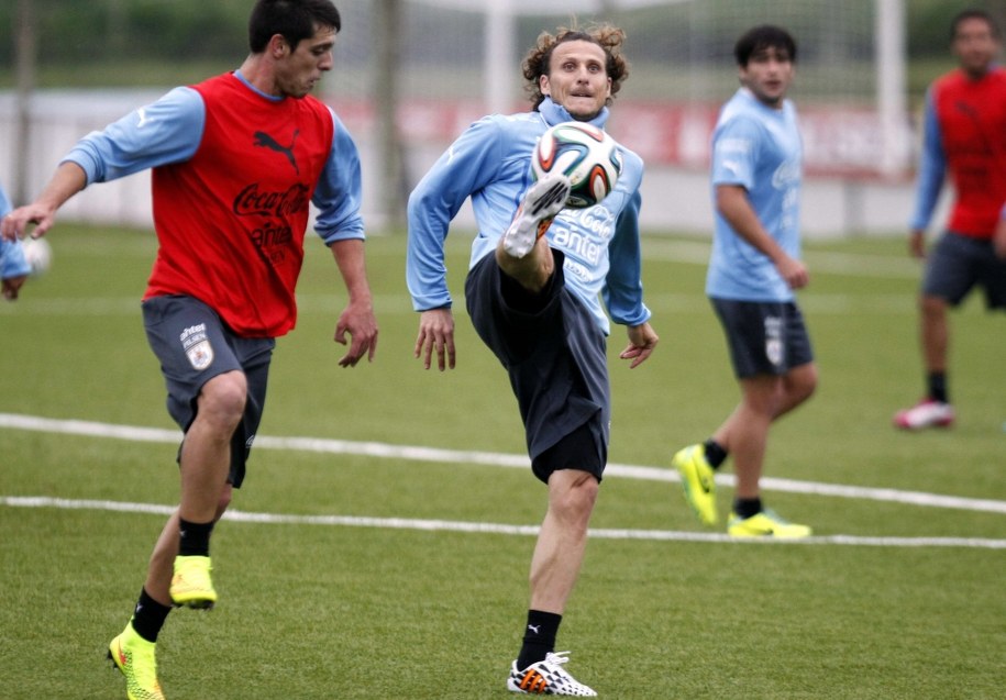 Alejandro Silva i Diego Forlan na treningu /Ivan Franco    /PAP/EPA