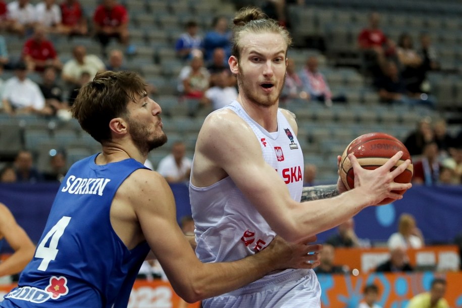 Aleksander Balcerowski i Roman Sorkin w trakcie meczu Polska - Izrael /Martin Divisek /PAP/EPA