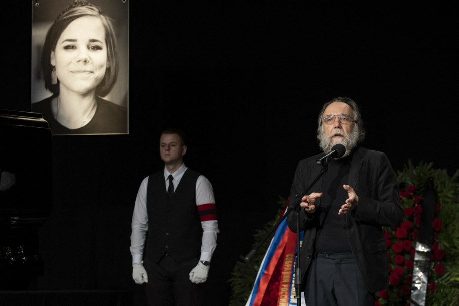 Aleksander Dugin na pogrzebie córki - Darii, która zginęła w zamachu bombowym