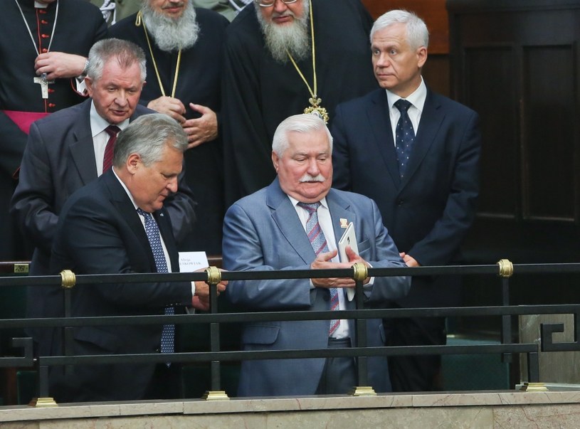 Aleksander Kwaśniewski i Lech Wałęsa podczas zaprzysiężenia Andrzeja Dudy /PAP/Rafał Guz /PAP