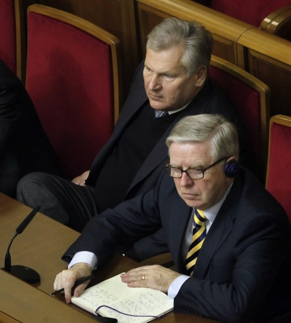 Aleksander Kwaśniewski i Pat Cox /SERGEY DOLZHENKO /PAP/EPA