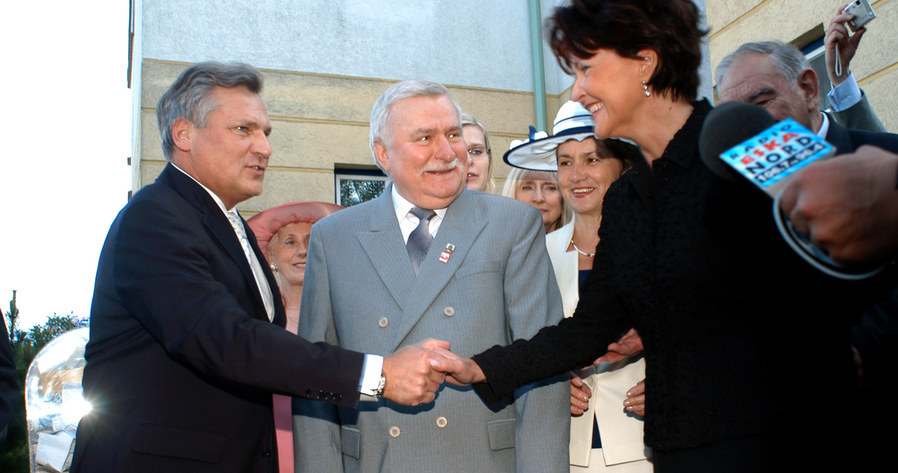 Aleksander Kwaśniewski z żoną Jolą i Lechem Wałęsą /Niemiec /AKPA