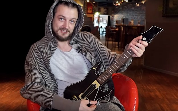 Aleksander Milwiw-Baron w trakcie testowania Guitar Hero Live - fragment filmu zamieszczonego w serwisie YouTube.com/kanał: cdp.pl /materiały źródłowe