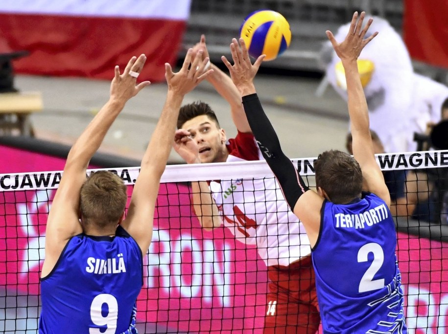 Aleksander Śliwka oraz Tommi Siirila i Eemi Tervaportti z Finlandii podczas meczu w ramach Memoriału Wagnera w 2019 roku /	Jacek Bednarczyk   /PAP