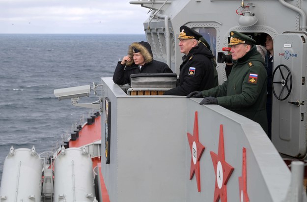 Aleksandr Dwornikow (pierwszy z prawej) podczas ćwiczeń morskich, zdj. z 2020 r. /SPUTNIK / KREMLIN / POOL /PAP/EPA
